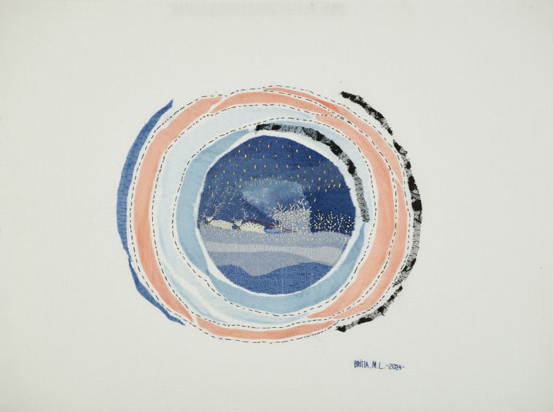 Britta Marakatt-Labba, Mot ljuset | Towards the Light, 2024, Handstickerei und Applikation auf Leinen, 42 x 58 cm, Mit freundlicher Genehmigung der Künstlerin und privater Sammlung. Foto: Hans Olof Utsi